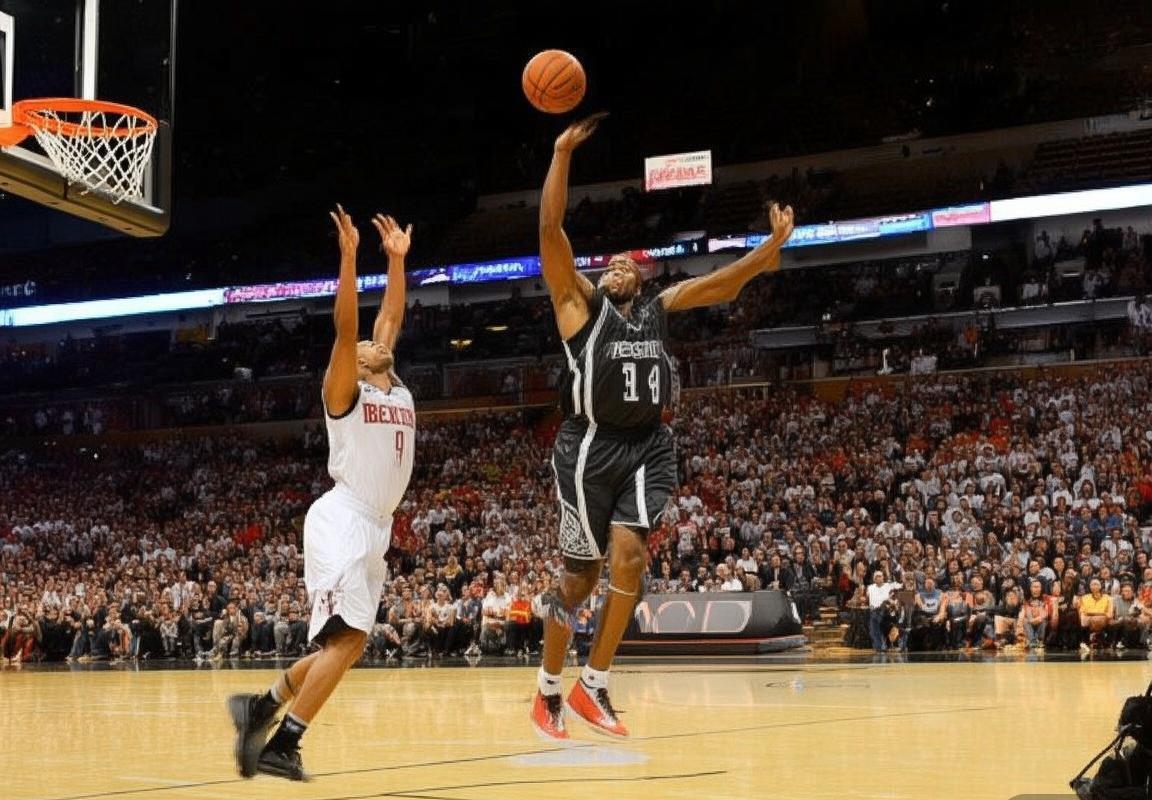 火箭马刺季前赛对决:火花瞬间与领袖风采解析